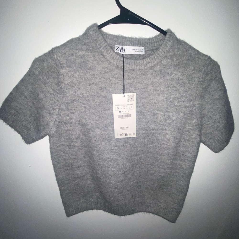 SHORT SLEEVED KNIT SWEATER